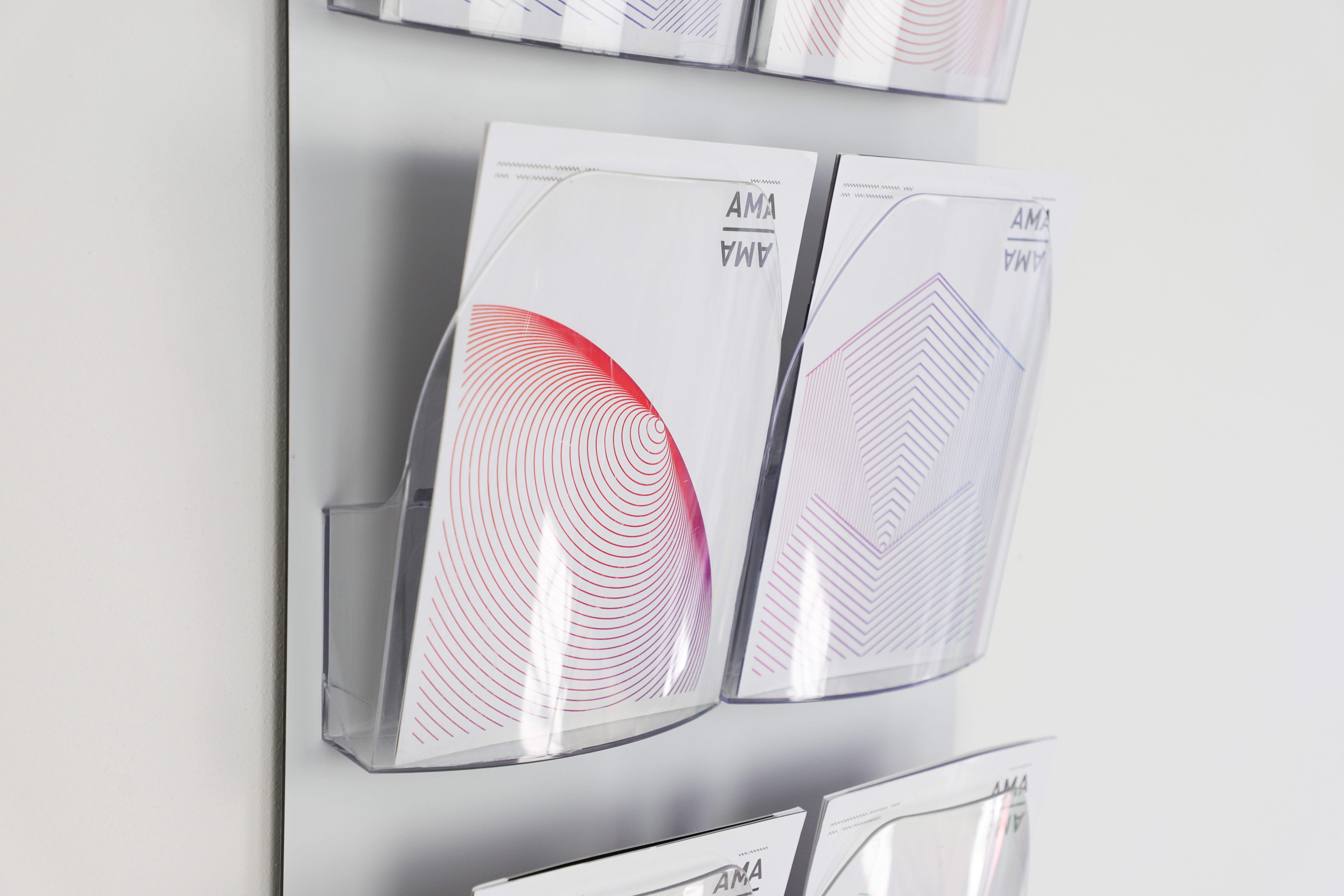 Nástěnné stojany na prospekty