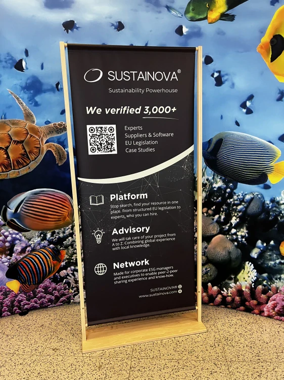 Dřevěný banner stojan WoodBoarder snadno složitelný tisk na látku, blockout (bílá záda)